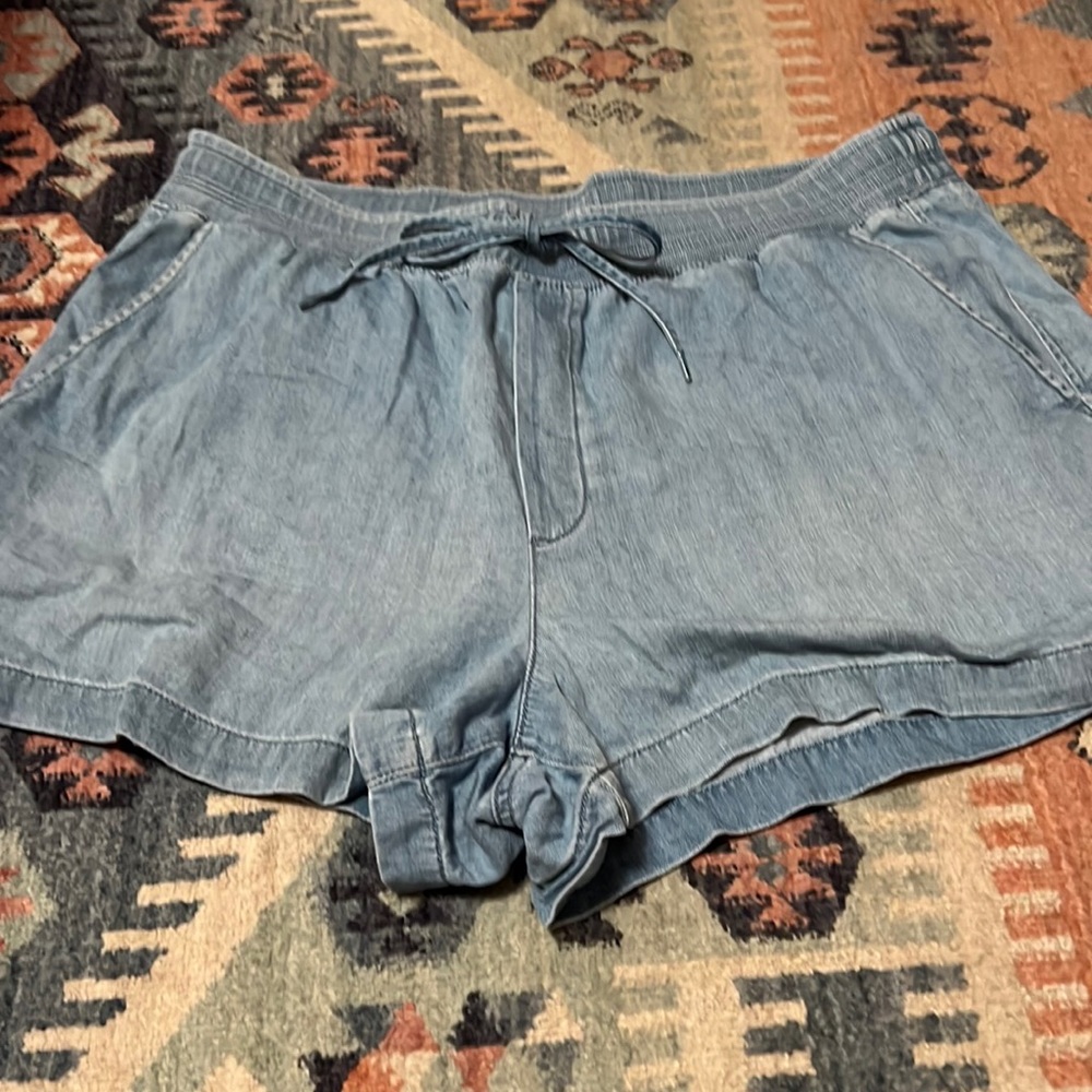 Gap woman pull on shorts size XL light indigo wash